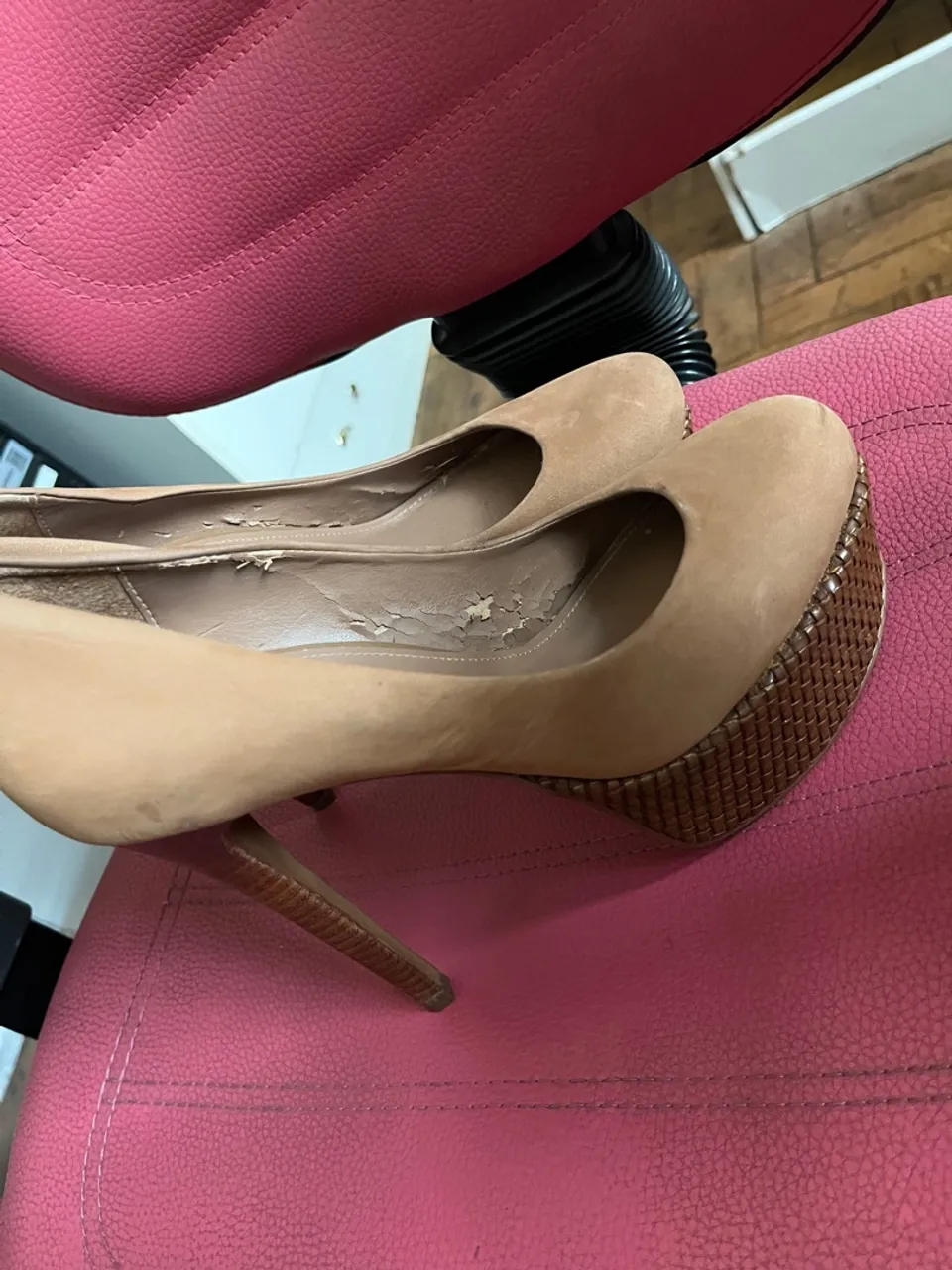 Sapatos de Salto Bege com Detalhes em Ráfia