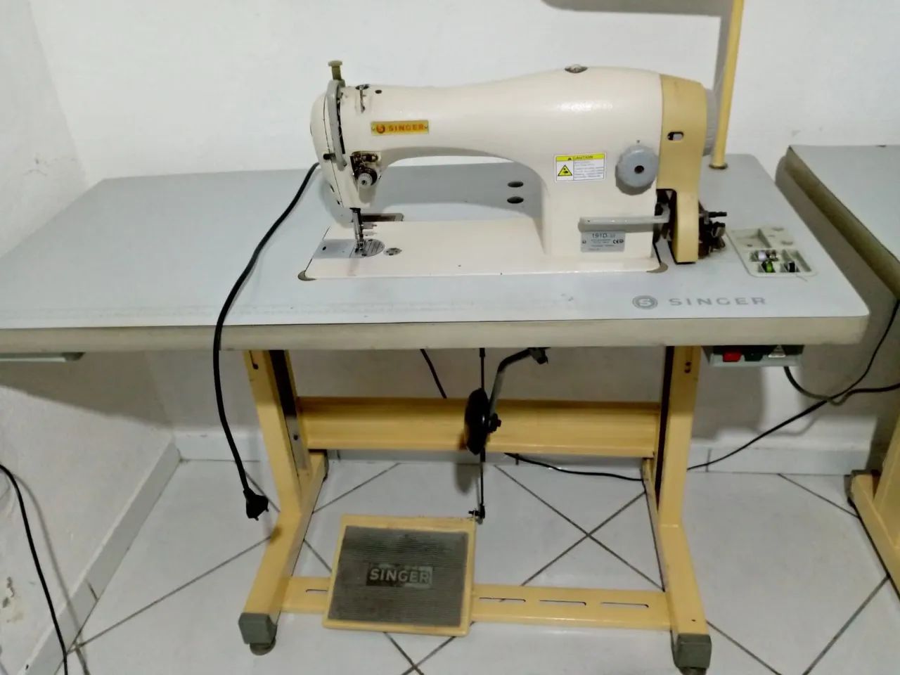 Máquina de Costura reta Industrial Singer - Foto 2