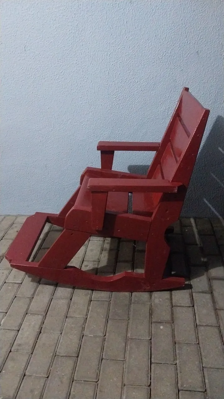 Cadeira de Balanço de Madeira Vermelha