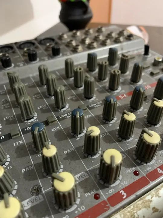 Mesa de Som 12 Canais - PHONIC AM125FX - Foto 2