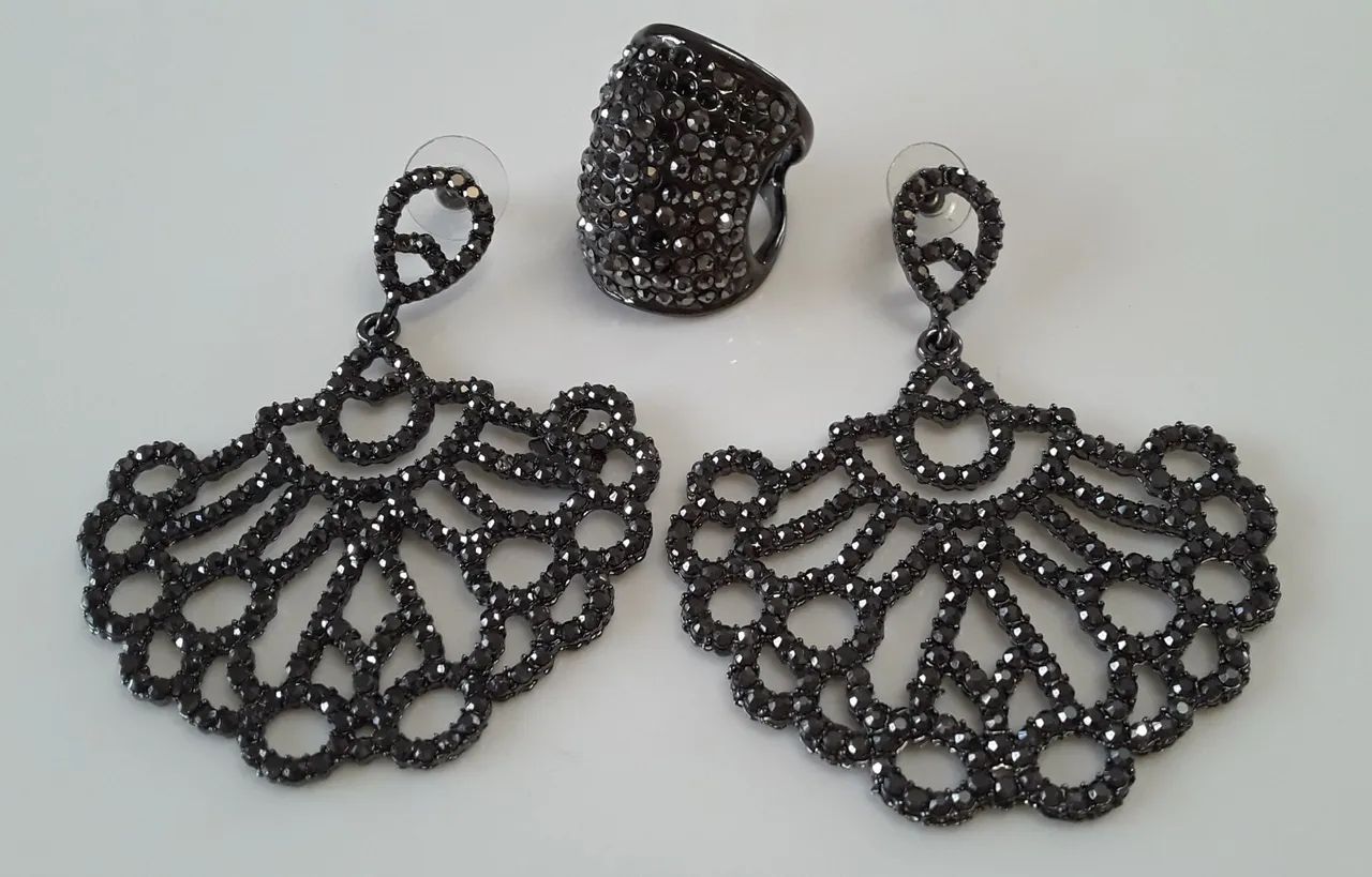 Conjunto de brincos e anel com marcassitas. 