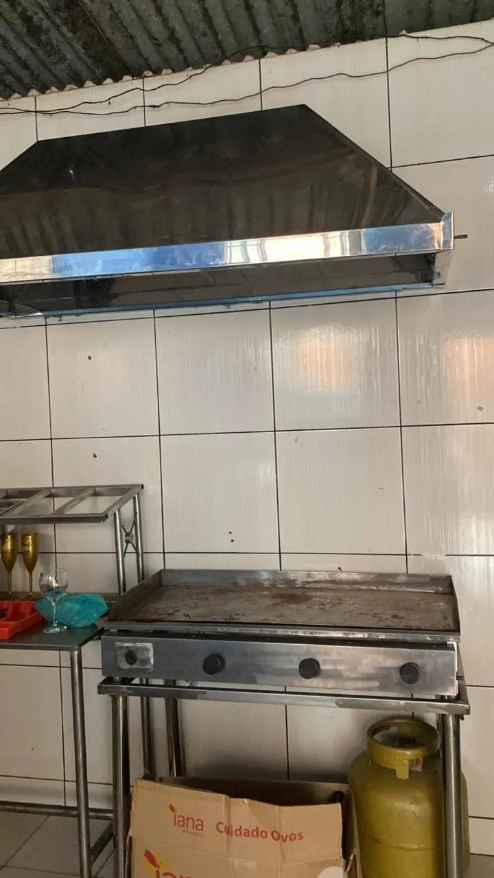 VENDO COIFA,CHAPA PARA SANDUÍCHES,MESA COM CONDIMENTADEIRA E FREEZER - Foto 2