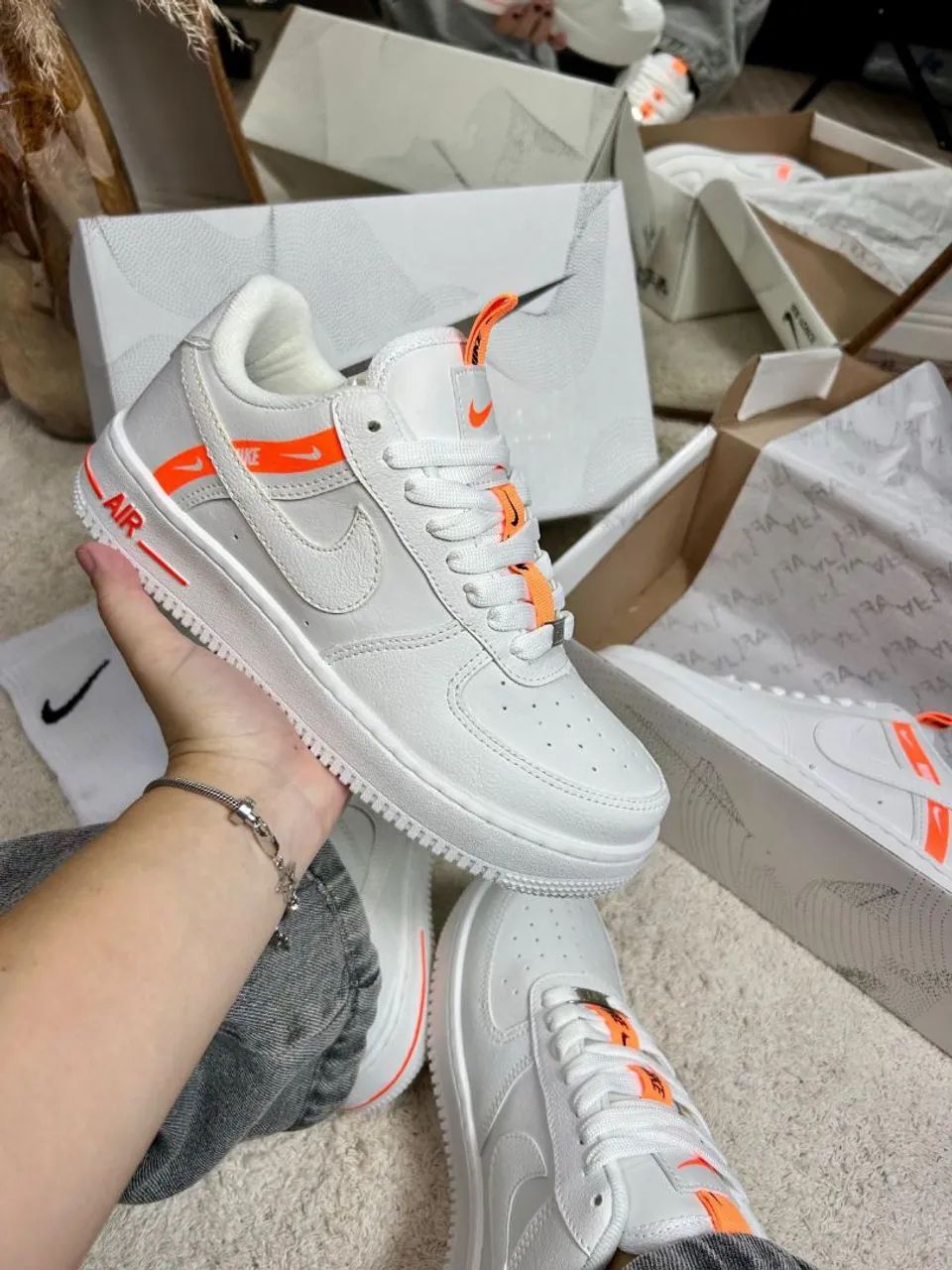 Nike Air Force 1 - Branco e Laranja - Foto 4