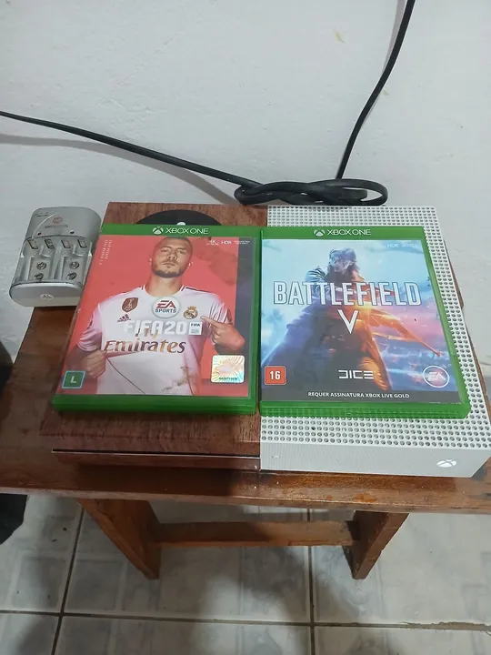 Xbox One com jogos FIFA 20 e Battlefield V