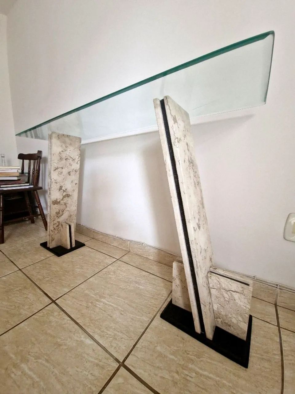 Mesa aparador em mármore e vidro temperado