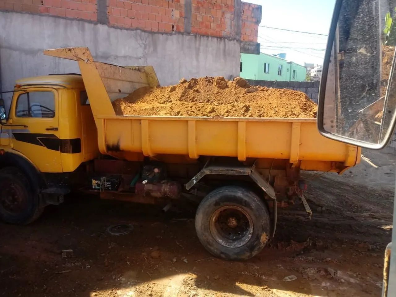 Terra limpa pra aterro, retroescavadeira  - Foto 2