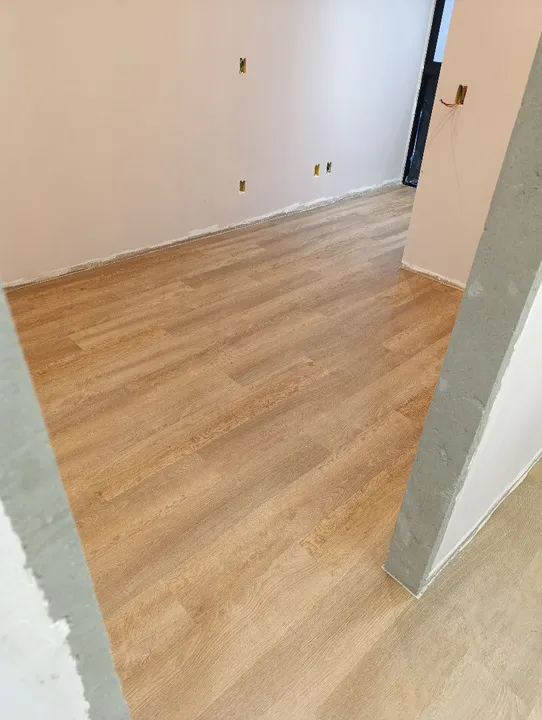 Instalador de piso vinílico, laminado de madeira e rodapés.