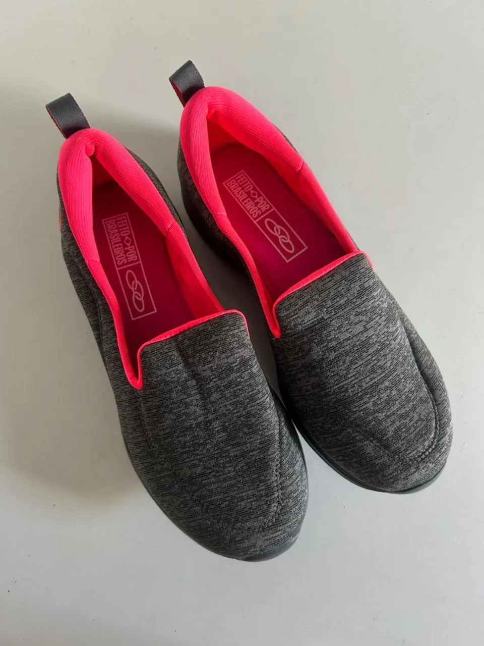 Tênis Slip On Feminino Cinza com Detalhes em Rosa