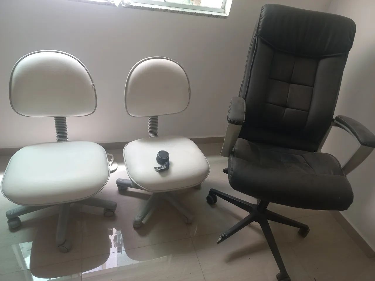 Cadeiras de escritório - 2 brancas e 1 preta