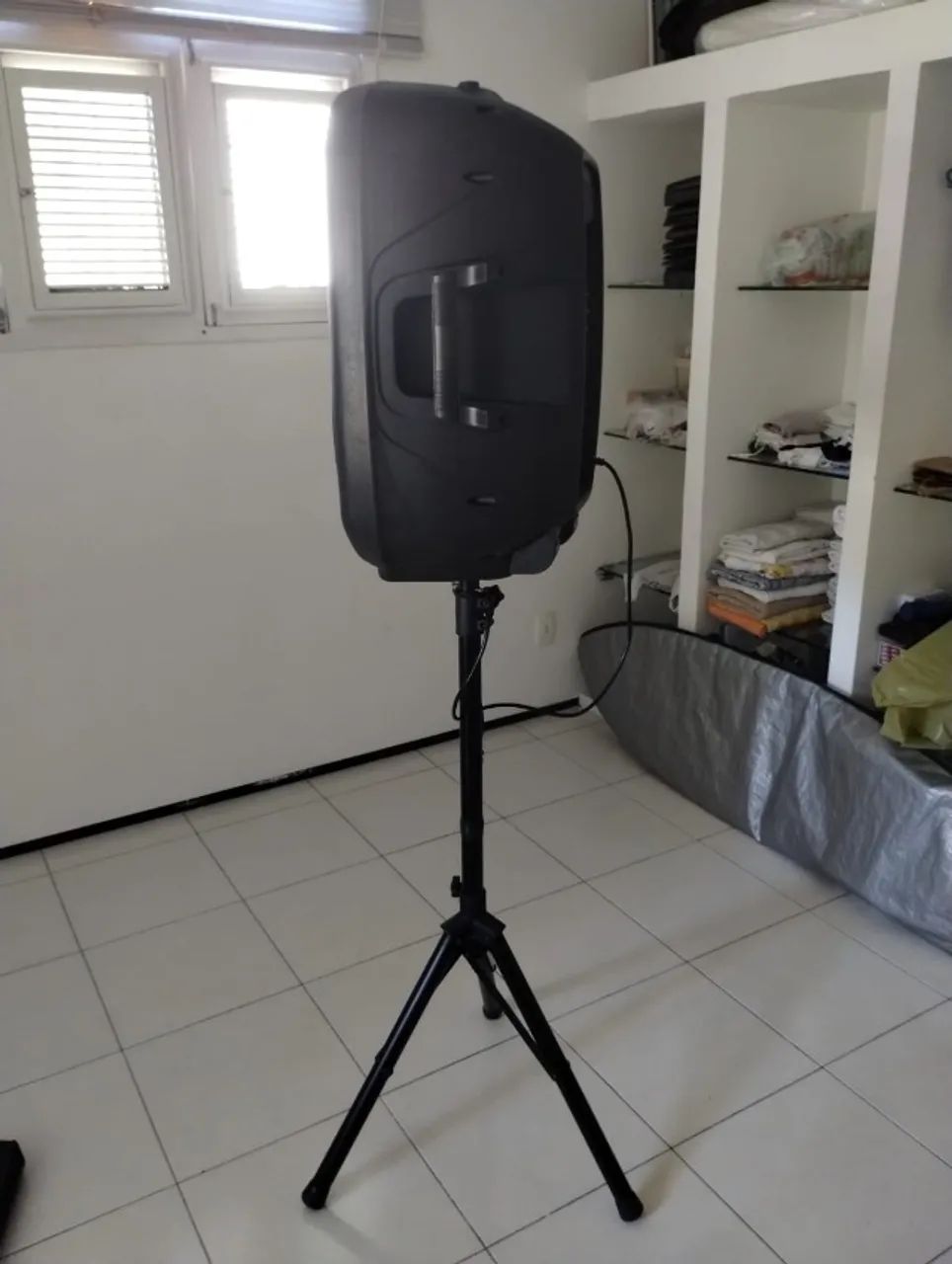 Caixa de som Lexsen 190w, tripé, dois microfones e um pedestal  - Foto 4