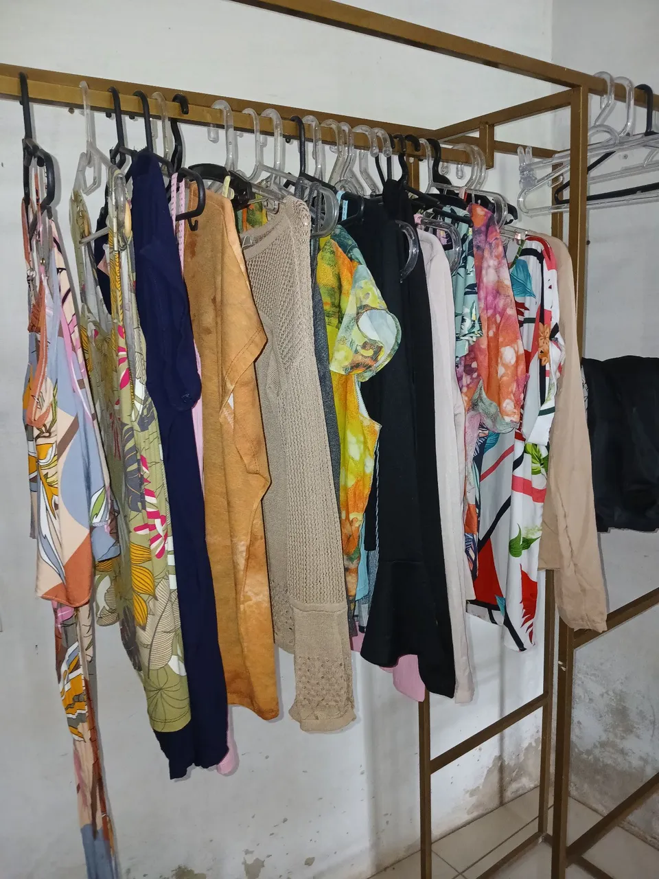 Arara de roupas femininas variadas