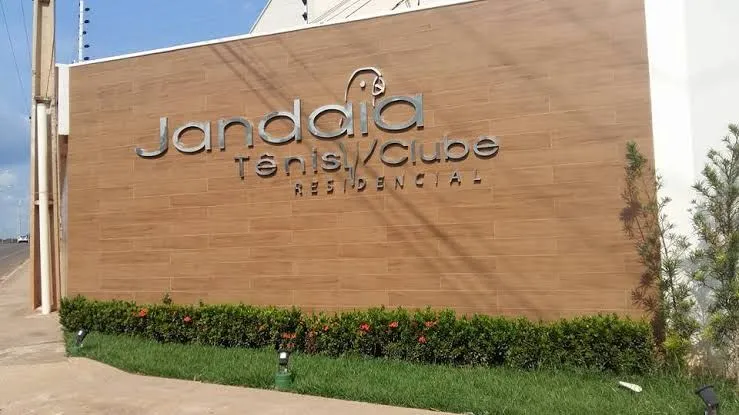 Casa em Condomínio Alto Padrão - Jandáia Tênis Clube