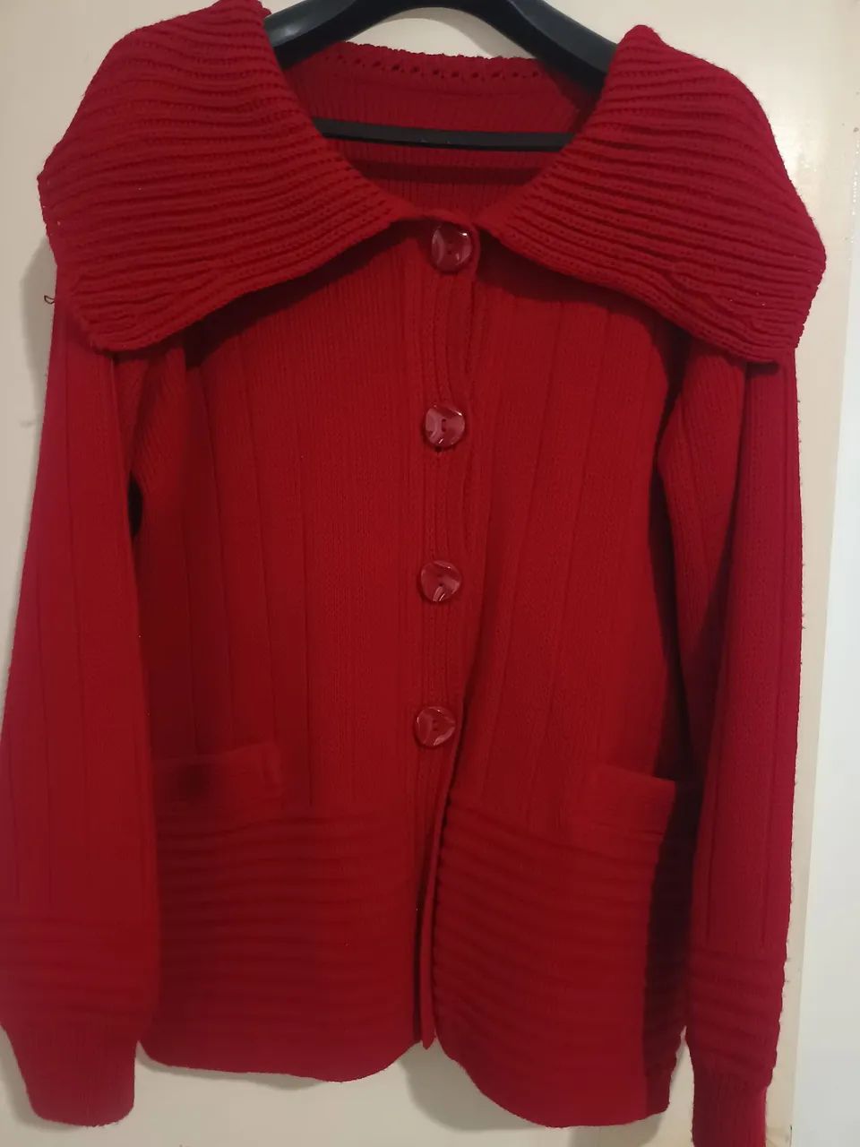 Casaco vermelho com gola e botões - Foto 2