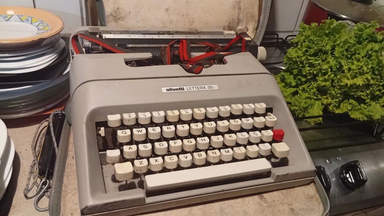 Olivetti Lettera 35 Typewriter64292885211905120