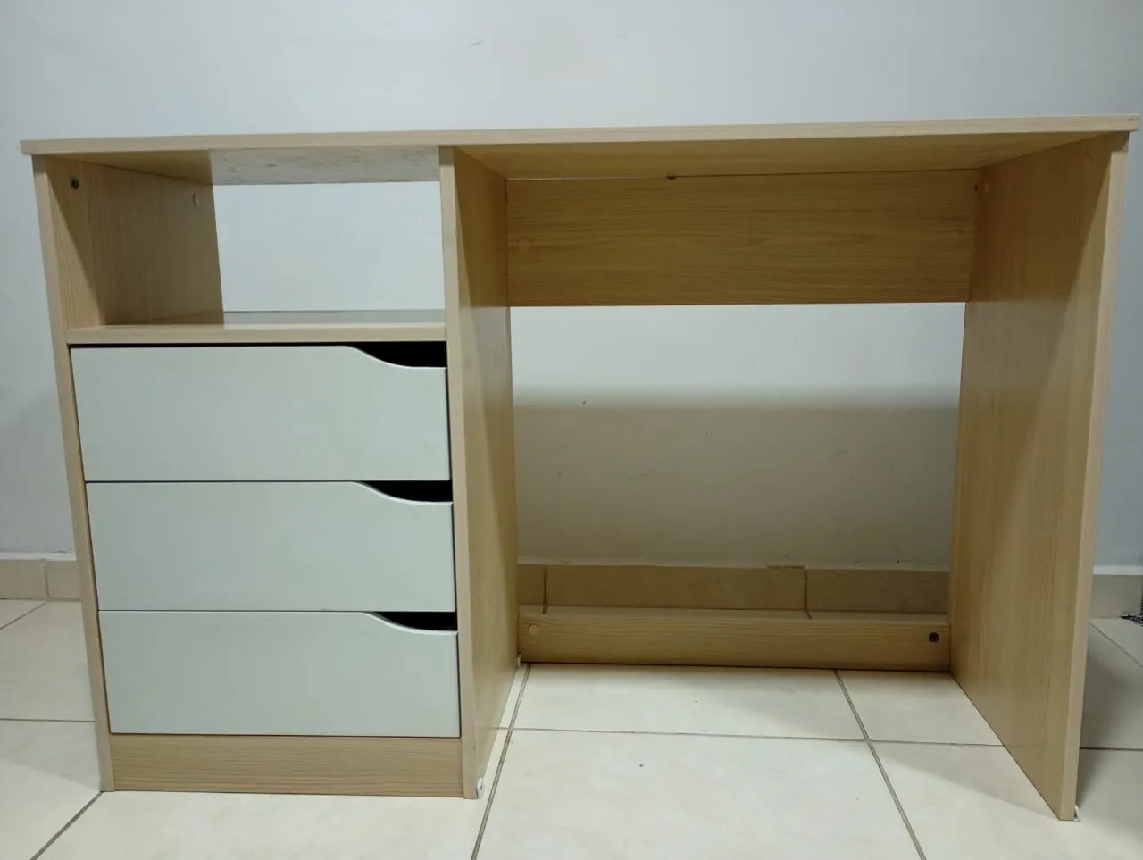 Mesa com gaveteiro TOK & STOK