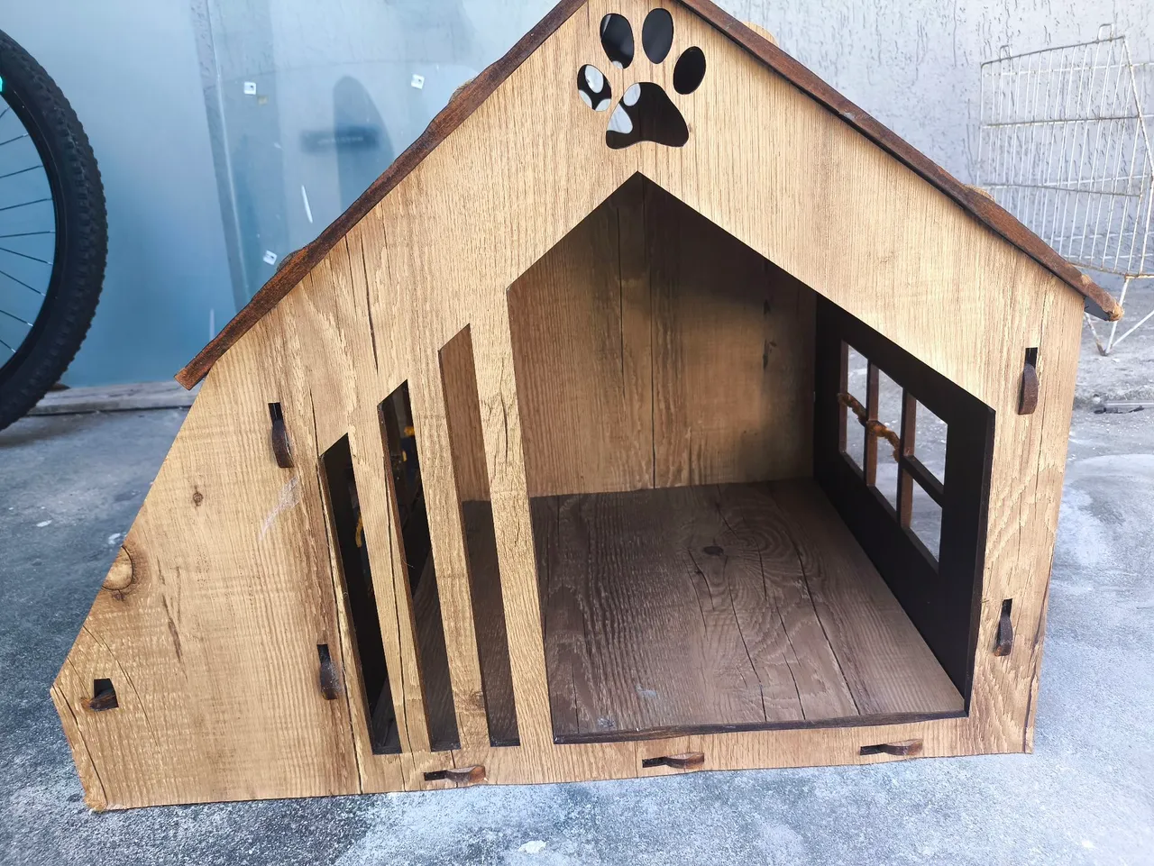 Casinha de madeira para cachorro com design exclusivo