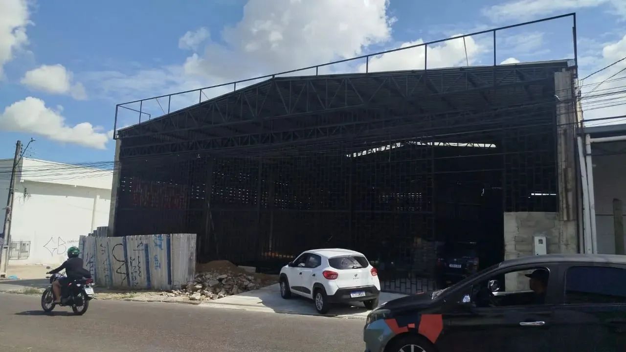 ALUGO GALPAO COM 900M2 NA PRINCIPAL DA ALVORADA - Foto 2