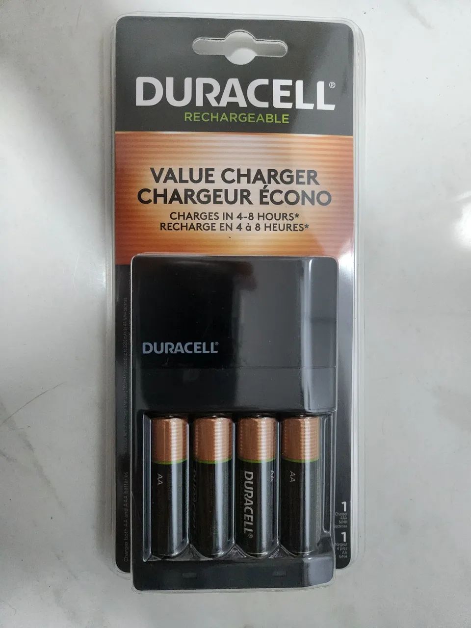Carregador + 4 pilhas AA Duracell. Carrega pilhas AA e AAA. Produto importado.