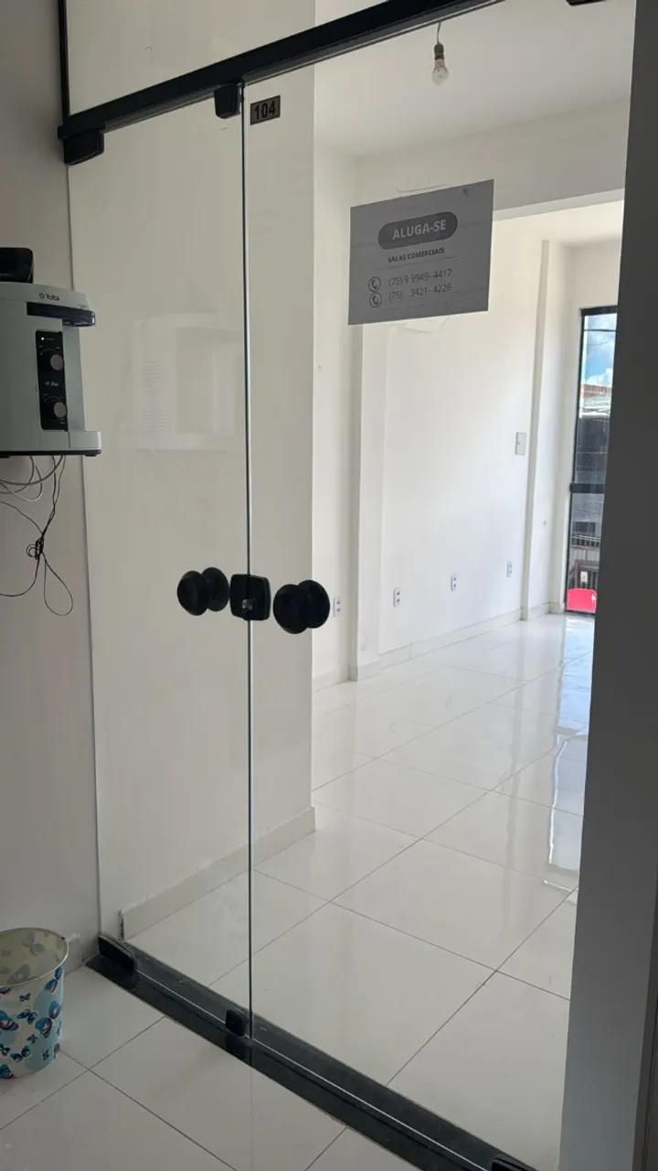 Sala comercial com banheiro integrado, 18mts2, no centro de Alagoinhas.