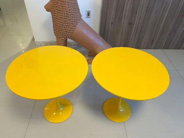 Round yellow lacquered side table 50 cm in diameter x 50 cm in height. Unit.64317062602113120