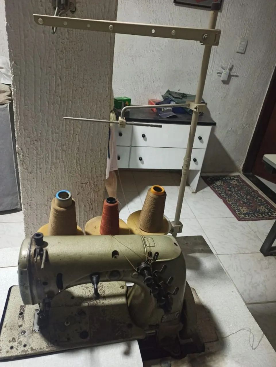 Vende-se Máquina Galoneira Antiga pouco usada.