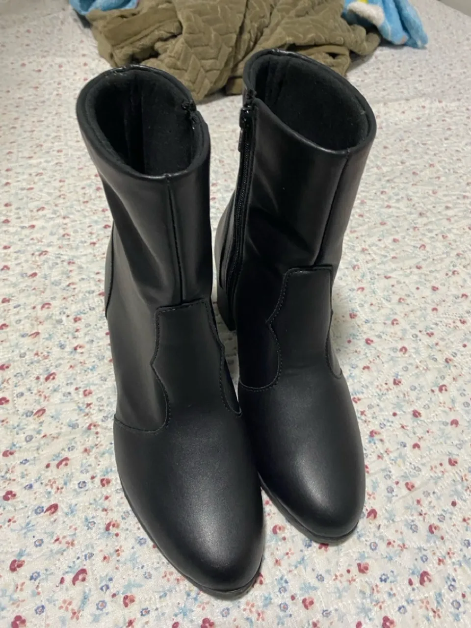 Botas Femininas Pretas - Elegância e Conforto