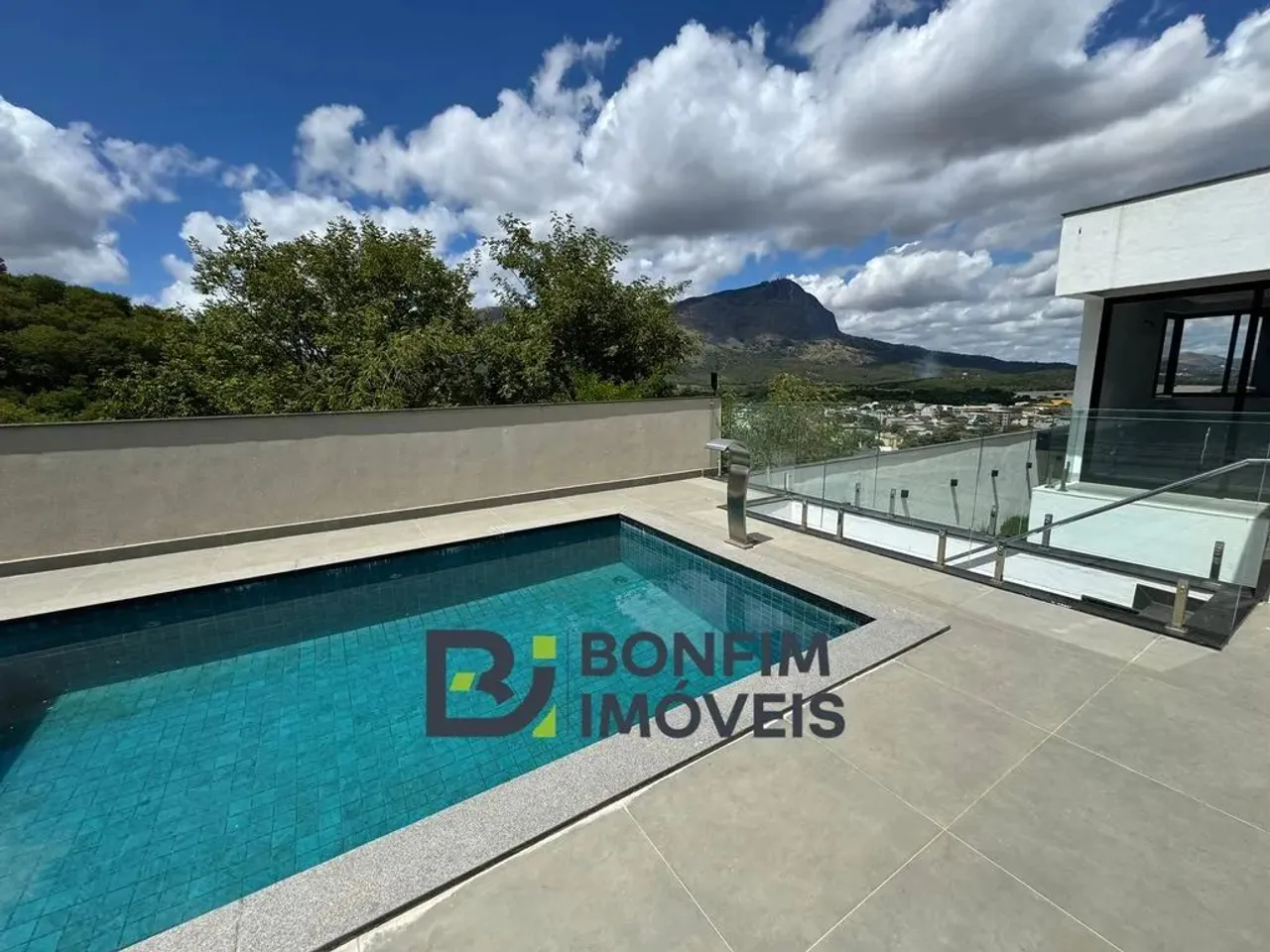 Casa nova de alto padrão com vista deslumbrante para o Ibituruna!