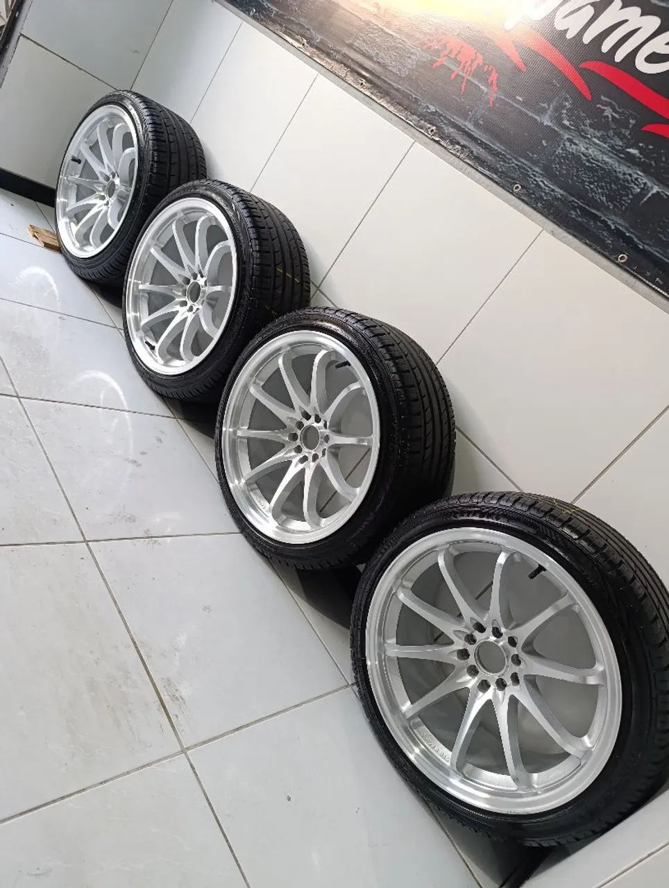 Rodas 18" tala 8 GISA