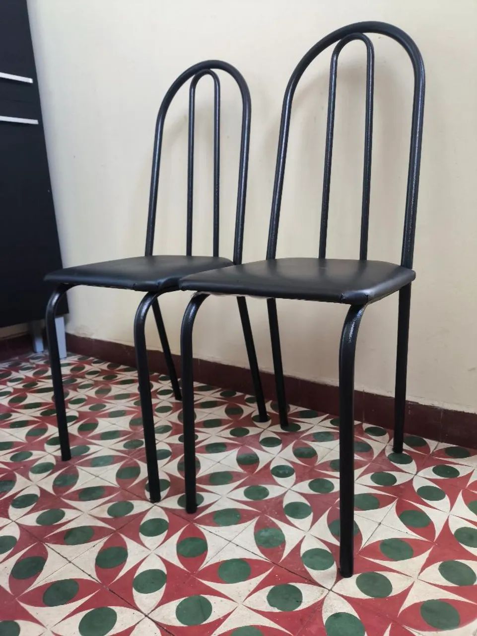 Cadeiras de ferro pretas e estofadas 