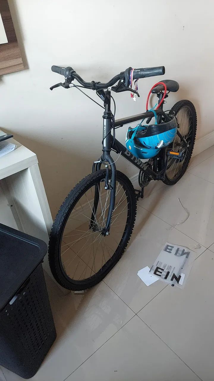 Bicicleta com capacete 