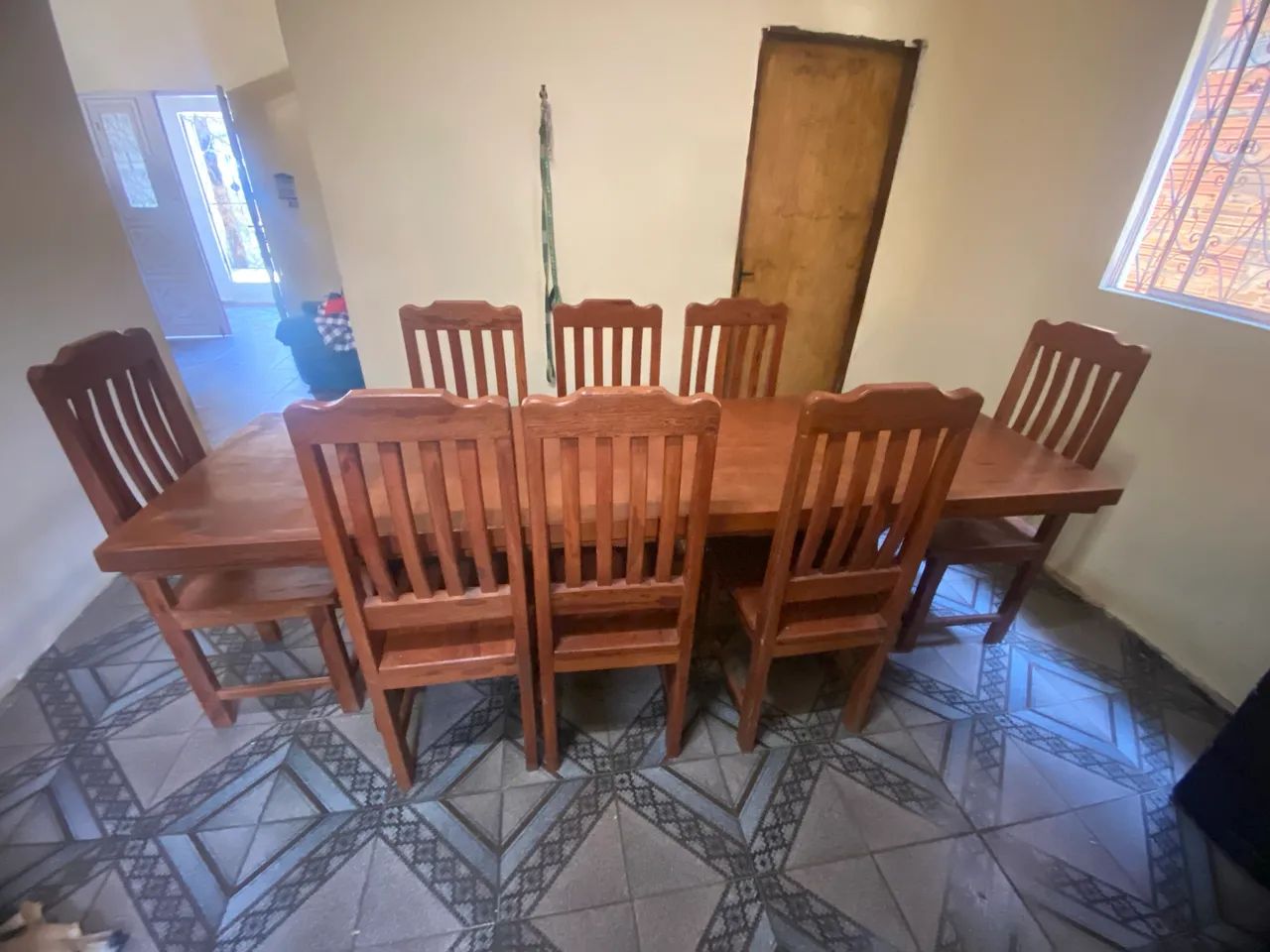 Mesa e 8 Cadeiras de Madeira Maciça semi novo.