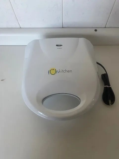 Omeleteira elétrica FUN KITCHEN - 127 VOLTS - BRANCA