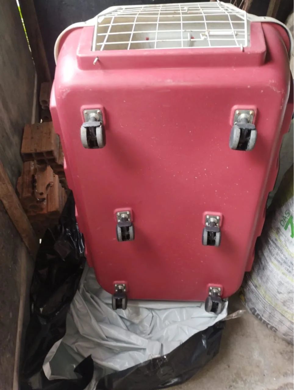 Vendo caixa pet bem espaçosa e com rodinhas. - Foto 3