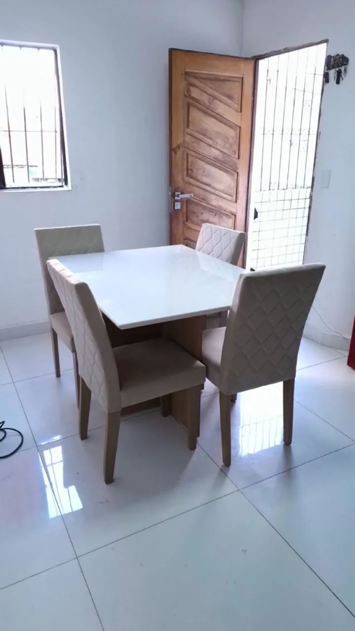 Mesa com tampo de vidro + 4 cadeiras