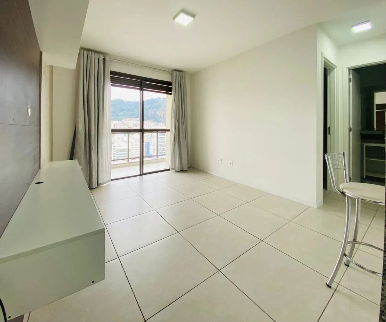 Apartamento com 1 dormitório para alugar, 60 m² por R$ 2.521,00/mês - Granbery - Juiz de F