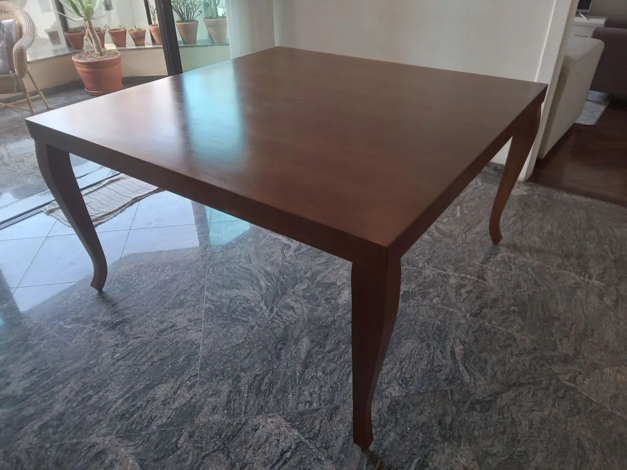 Mesa de jantar quadrada Etna  em excelente estado. Bem conservada. SEM CADEIRAS