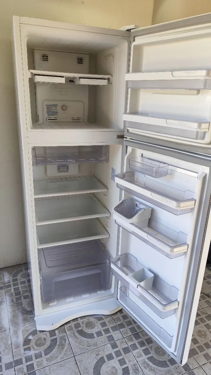 Vendo geladeira Electrolux Frost Free funcionando perfeitamente faço entrega  - Foto 6