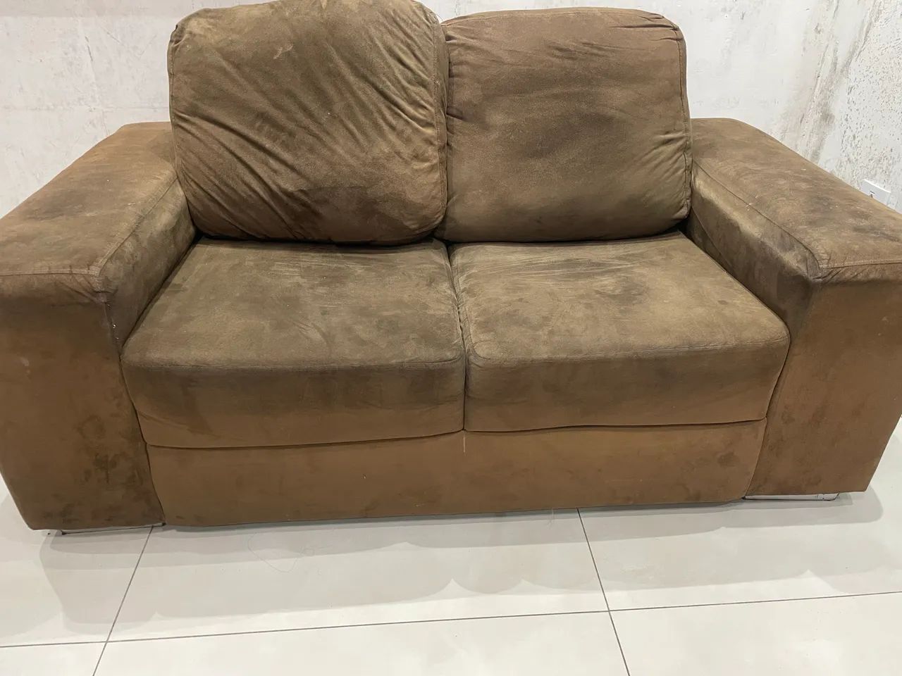 Sofá de 2 lugares sem detalhes 