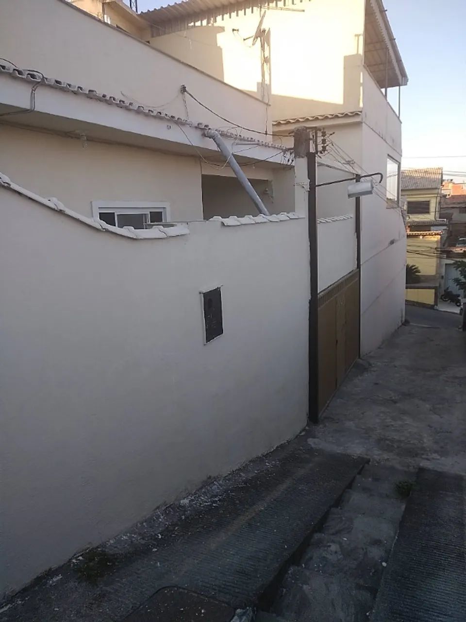 CASA EM NILOPOLIS COM 4 QUARTOS TERRAÇO COM AREA GOURMET
