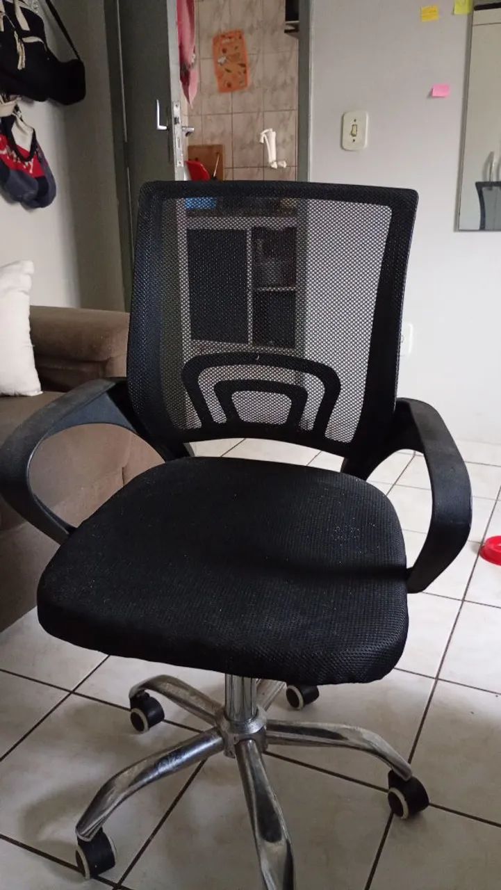 Vendo cadeira com rodinhas 
