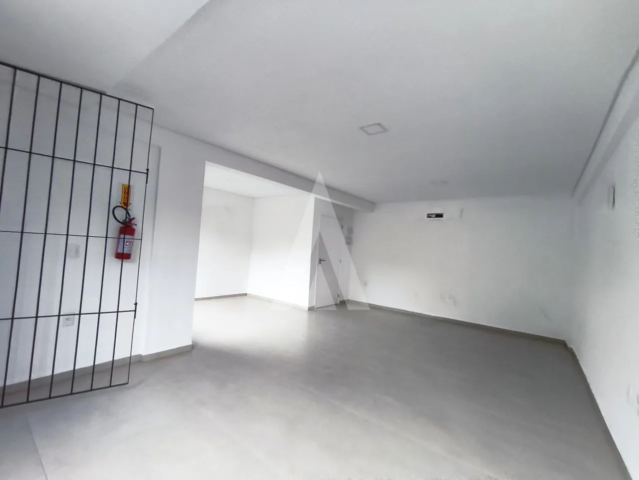 LOJA COMERCIAL COM 43,45 M² NO COSTA E SILVA COM 02 VAGAS DE ESTACIONAMENTE FRONTAL - Foto 3