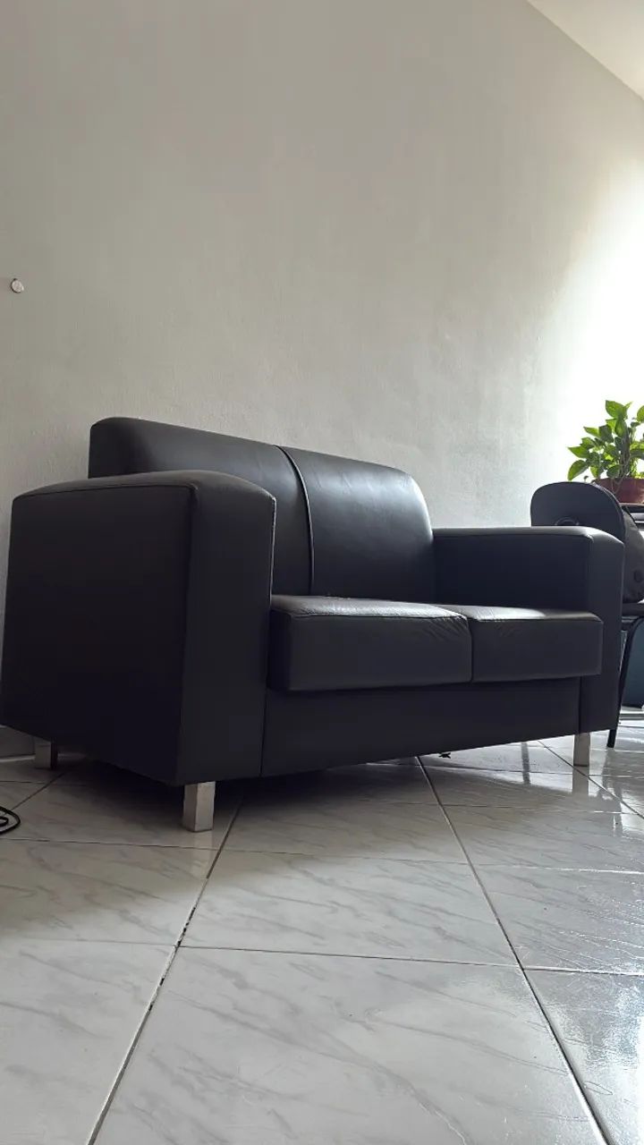 Sofá preto em courino - Semi novo 