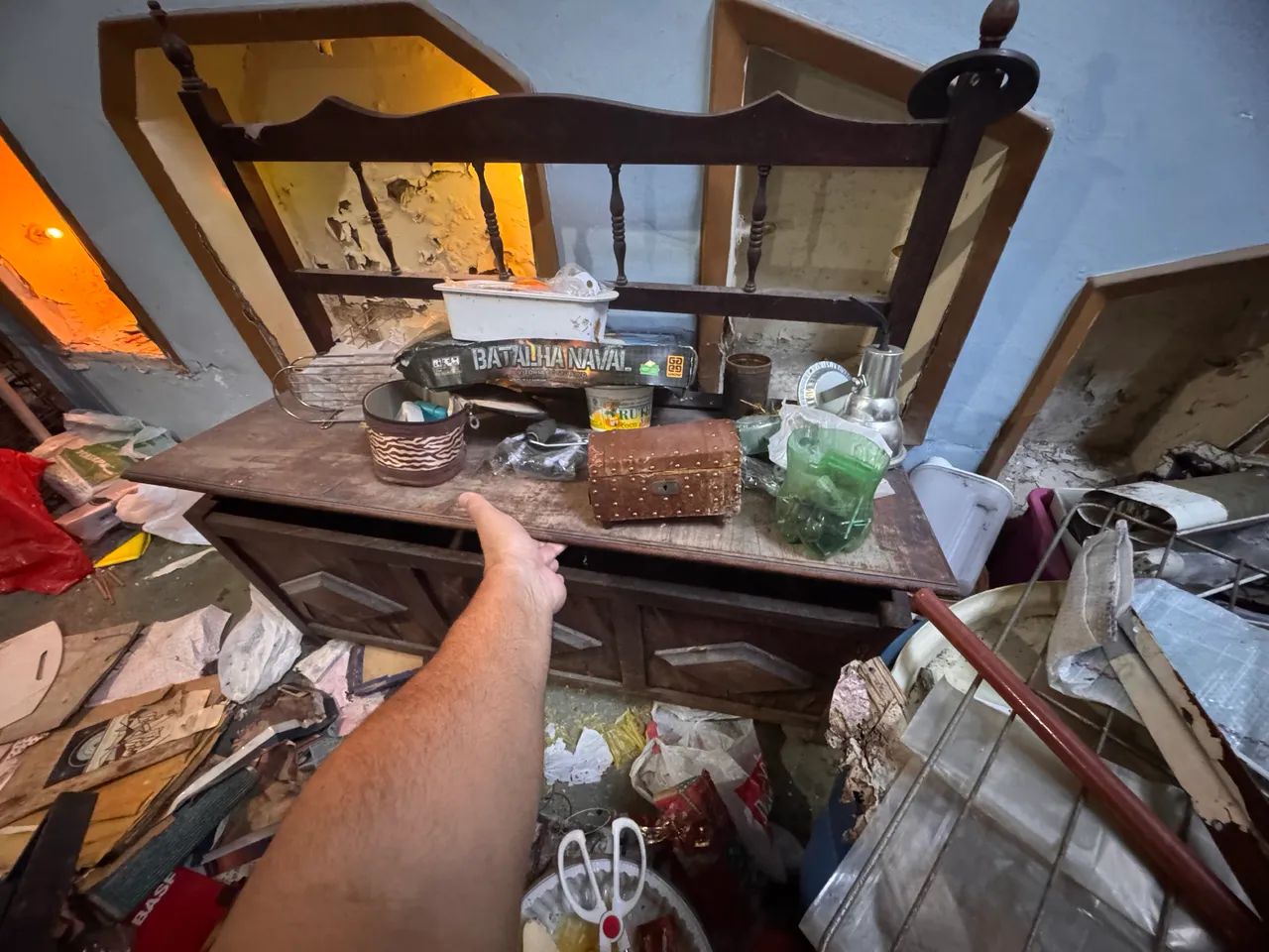 Vendo máquina de costura antiguidade 1920 e banco baú chama no chat! - Foto 5