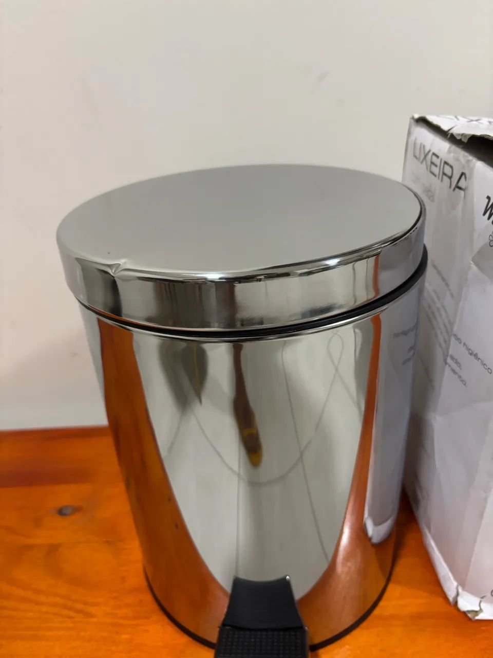Lixeira inox 5 litros com pequena avaria 