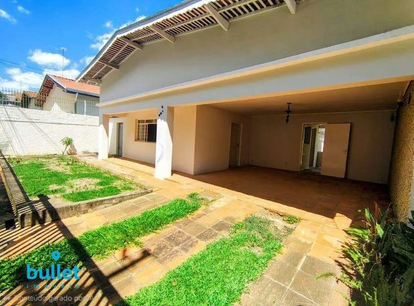 Casa de rua com terreno de 390m2 e supert conservada a venda