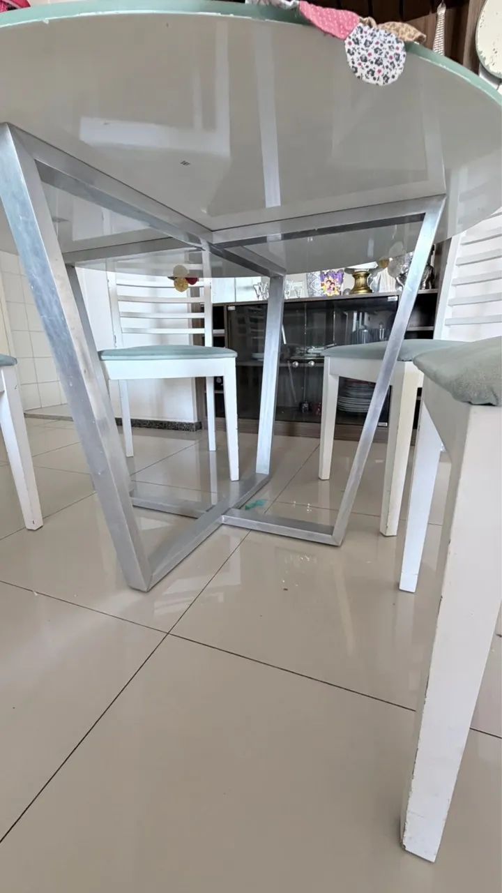 4 cadeiras e mesa em pé de alumínio e tampo de vidro  - Foto 2