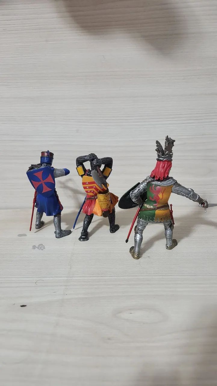 Conjunto com três figuras de Cavaleiros Mediavais  - Foto 2