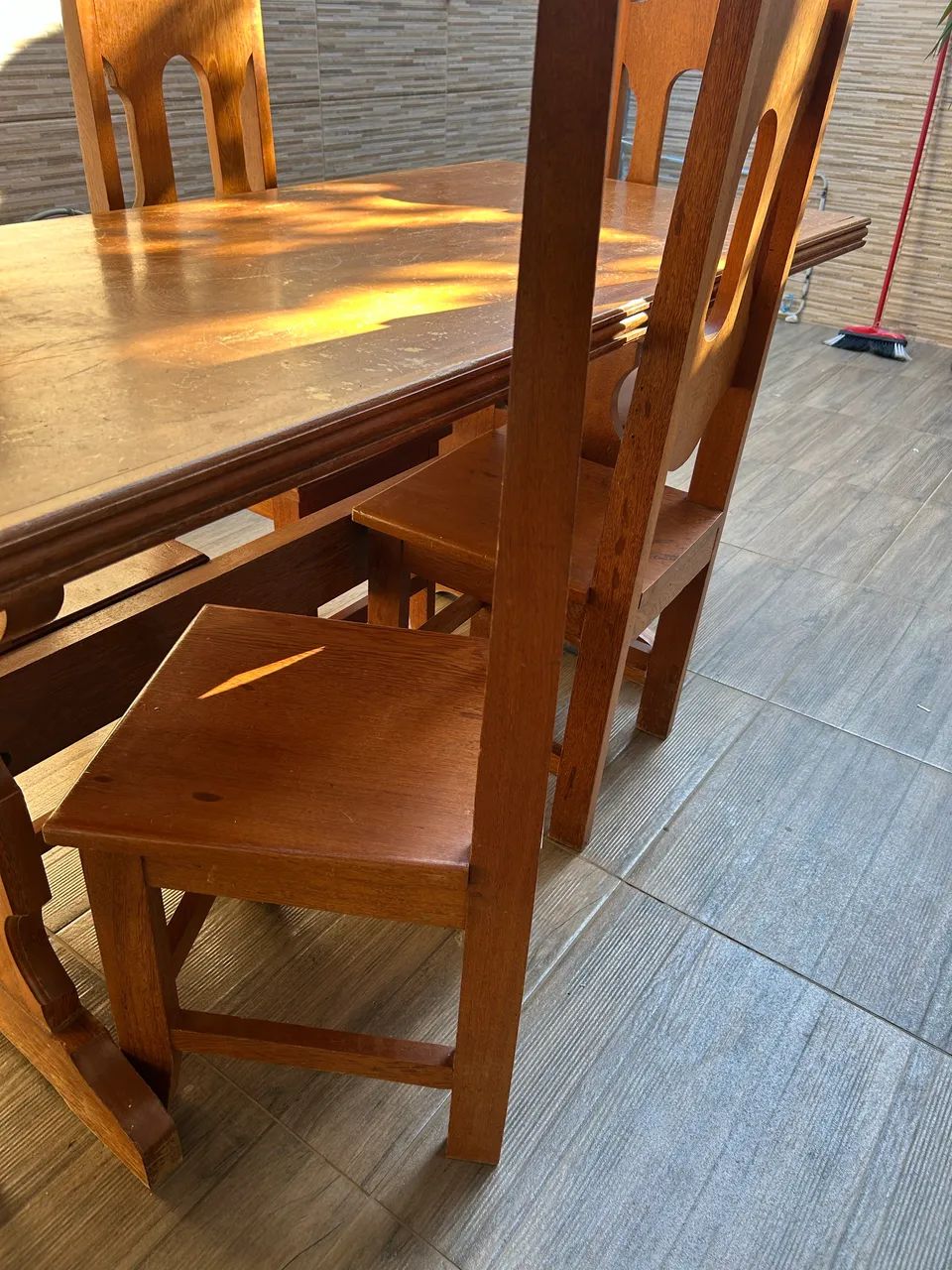 Mesa de madeira com 6 cadeiras  - Foto 2