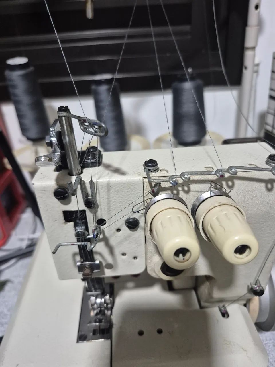 MÁQUINA GALONEIRA SEMI INDUSTRIAL 2 AGULHAS BRACOB 2600 COM MOTOR E MESA - Foto 3