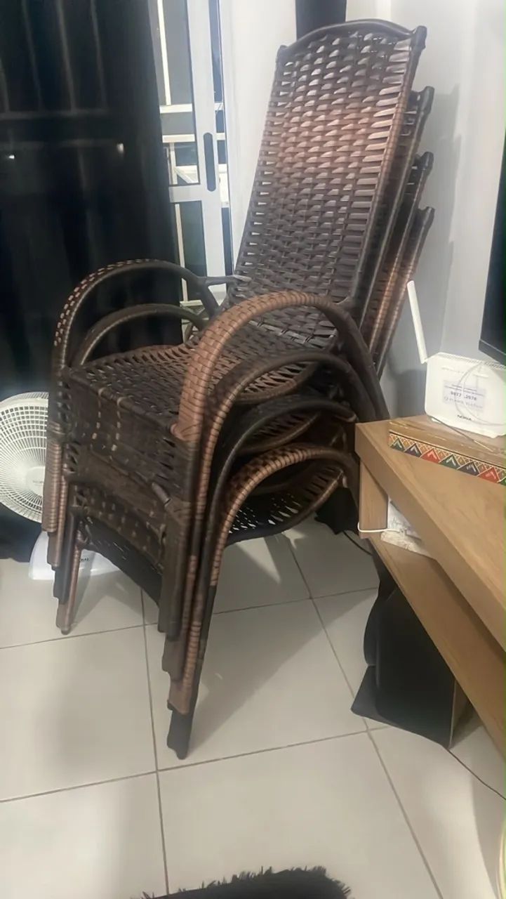 JOGO DE CADEIRAS ACOMPANHA CENTRO 